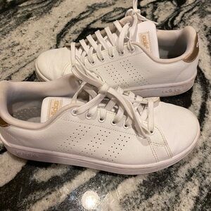 WOMENS WHITE ADIDAS SNEAKERS WITH GOLD TRIM SIZE 7.5
